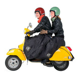Coprigambe passeggero, un accessorio termico e idrorepellente. In uso su scooter. Di TUCANO URBANO.